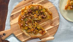 Pastís de porros amb botifarra blanca